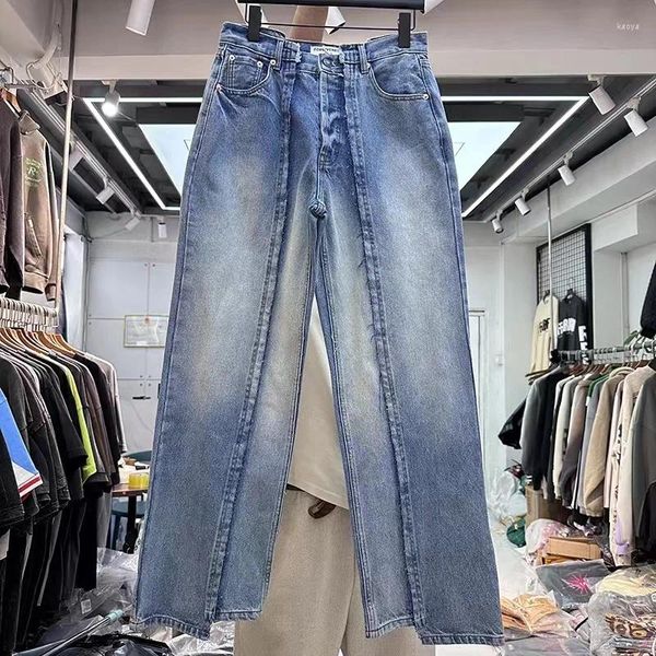 Les jeans masculins usés et créatifs de couture irrégulière ragud décontractée.