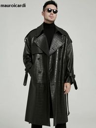 Cappotto da uomo in pelle sintetica Mauroicardi Primavera Autunno Lungo nero Stampa Pu Trench da uomo Cintura doppio petto Runway Moda europea 2023 231018