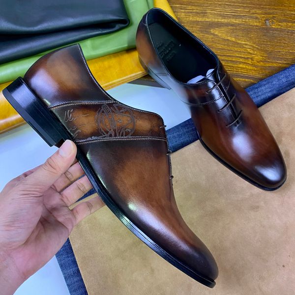 Chaussures en cuir pour hommes purement faites à la main avec une méthode ancienne de coloration Oxford Les chaussures d'affaires pour hommes sont fabriquées en cuir véritable à la mode et au design de couture décontracté