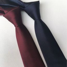 Cravate en soie avec lettres pour hommes noir Rouge foncé Bleu foncé Couleur unie Jacquard Fête Mariage Affaires Tissé Marque de mode Design Box Suit cravate slim