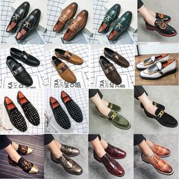 Heren luxe brogue schoenen handgemaakte metalen gesp decoratie tweekleurige stiksels strass snijwerk ronde kop mode zakelijke schoenen instappers Verschillende maten