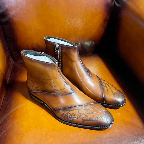 Les chaussures pour hommes sont fabriquées à la main. Conception de fermeture éclair latérale supérieure. les chaussures recouvertes avec semelles intérieures en cuir véritable sont cousues à la main