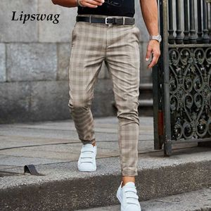 Pantalones para hombres 2021 Primavera Moda Plaid Impreso Lápiz Pantalones para hombre Vintage Mediados de cintura Botón Pantalón Masculino Verano Casual Pantalón largo Streetwear W0325