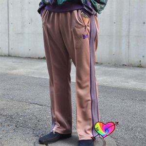 Pantalon homme 2023 BOOTCUT aiguilles piste hommes femmes haute qualité Poly lisse papillon tricoté violet rayure pantalon 230515