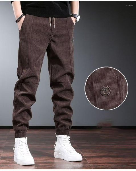 Pantalons pour hommes 2023 hiver velours côtelé peluche et épaissi décontracté noir tendance coupe ample disponible pour la vente en gros