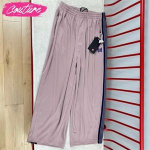 Pantalon masculin 2024 Pantalon à rayures en tricot violet pour hommes et femmes pantalon papillon brodé pantalon brun rose japon harajuku pantalon J240507
