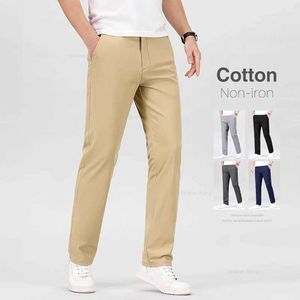 Pantalon masculin 97% coton hommes pantalons décontractés classiques de couleur solide élastique pantalon sans fer vêtements noirs gris kaki y240514