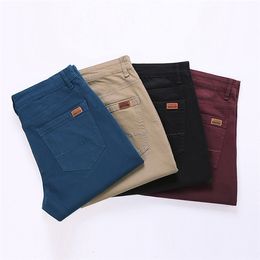 Herenbroek Autumn Mens Smart Casual Pant Hoge Stretch Elastische stof Slanke broek Pocket Badge Plus Size 44 broek 230428
