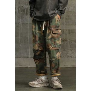 Herenbroeken herfsttrendmerk Hong Kong -stijl camouflagebroek voor heren los rechte multi -tas dikke Harlan Casual broek J240507