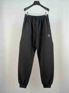 Pantalons pour hommes Version correcte des pantalons hygiéniques brodés de la famille B avec coupe ample assortie aux couleurs noir et gris pour hommes et femmes 62ME