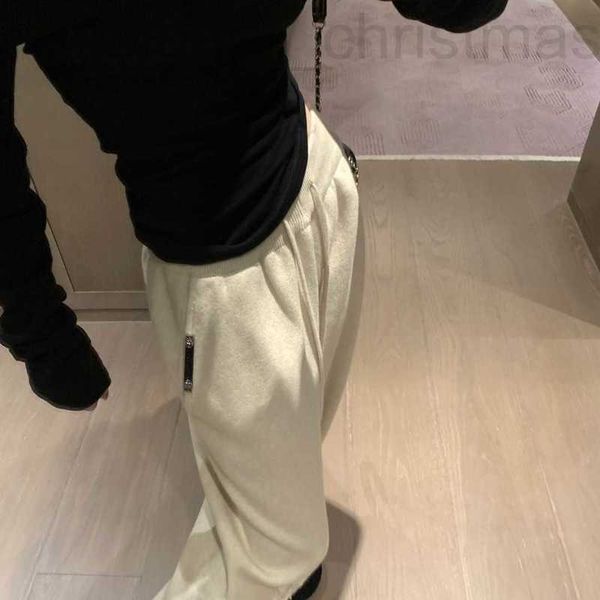 Pantalones para hombres Diseñador de lujo CH23 Otoño e invierno Nueva etiqueta de cuero Perforado Moda de punto Versátil Cintura alta Tubo recto Estilo dulce de mujer DD5I