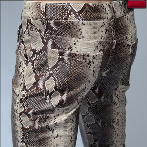 Pantalones de hombre Moda Hombre Slim Faux Python Serpiente Estampado Cuero Personalidad PU Pantalones Chandal Hombre Alta calidad 230303