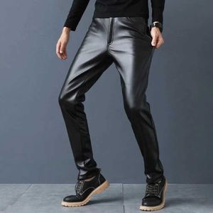 Pantalons masculins poches à la mode avec un pantalon d'été à base de cuir artificiel en cuir artificiel lisse et résistant à l'usure.