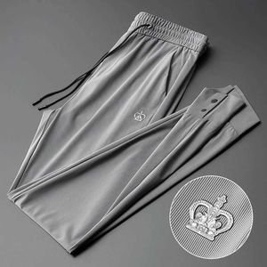 Pantalon masculin pantalon de mode de mode haut de gamme masculine couronne de couronne 2023 Été Nouveau pantalon décontracté en soie de glace coréenne J240507