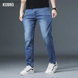 Pantalons pour hommes KUBRO Jeans pour hommes Pantalon en denim droit classique Lavage léger Décontracté Plus Sac à dos confortable Poche Grand autocollant Taille 42 44 46 48 50 Z230802