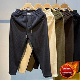 Pantalones para hombres Pantalones térmicos de lana gruesa para hombres Invierno al aire libre Cálido Nuevos pantalones casuales Joggers A prueba de frío Cómodos pies atados Pantalones de chándal J231116