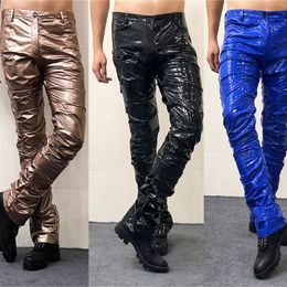 Pantalons pour hommes Hommes Skinny Stretch Plissé Trompette Pantalon En Cuir Moto Réfléchissant PU Pantalon En Cuir Bar Scène Rock Chanteur Hip Hop Costume 230619