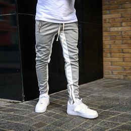 Herrenhose, Herren-Jogginghose, Herbst-Winter, Freizeit, Outdoor-Sport, Joggen, Passform, Farbe, Fuß, Mund, Reißverschluss, weites Bein, Hose, Übung