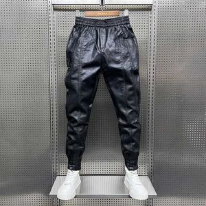 Pantalon masculin masculin vêtements de luxe d'hiver 2022 pantalon hotline coréen dessiné ultra mince trant en cuir PU noir épais