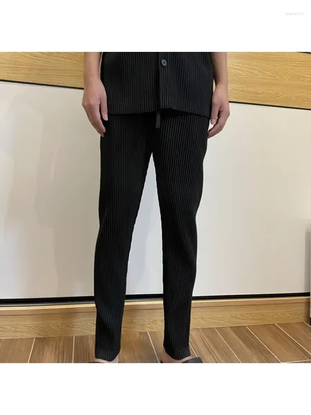 Pantalones de hombre Miyake plisados de nueve puntos versión que encoge los pies de toda la vida elástico recto casual marcado.