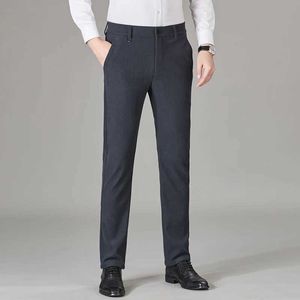 Pantalon masculin Nouvel Automne et tendance de la mode d'hiver Couleur de couleur un pantalon d'affaires semi-élastique en velours côtelé Pantalon confortable Pantalon confortable J240507