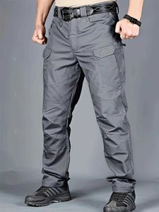 Pantalon pour hommes plus taille pantalon de cargaison mince avec des poches latérales pour le printemps et l'été pantalon tactique surdimensionné pour les grands et les grands gars y240513