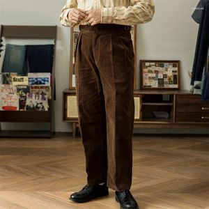 Pantalon masculin en velours côtelé décontracté dans un pantalon gurkha plissé de style rétro marron