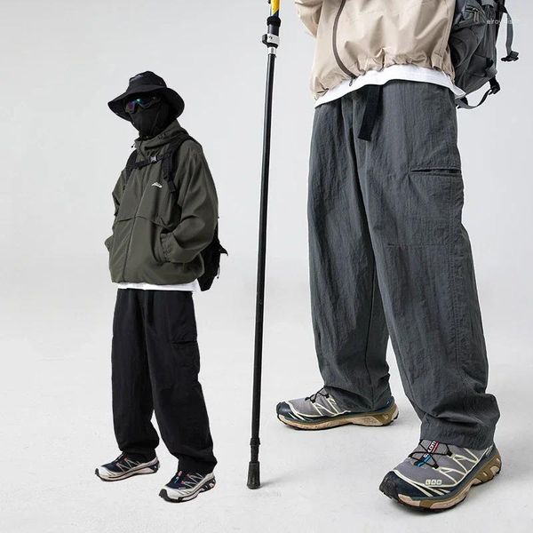 Les poches latérales des pantalons pour hommes pour les éclaboussures d'eau sont conçues avec des salopettes amples et des pantalons de survêtement pour hommes