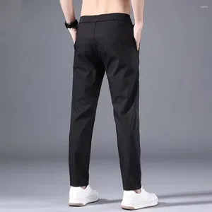 Les pantalons pour hommes restent confortables et à la mode avec ce pantalon chino coupe slim pour hommes, idéal au quotidien pour les affaires.