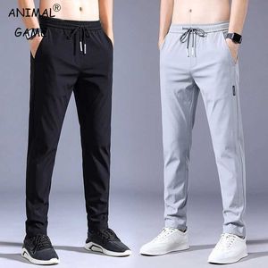 Pantalones para hombres para hombres de verano pantalones casuales delgados delgados suaves de encaje de la cintura de bolsillo de color sólido Corea gris de trabajo negro pantalones machos 38 y240513