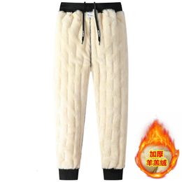 Pantaloni da uomo Invernali in pile ispessito da uomo 2023 Pantaloni di cotone casual Moda lana d'agnello Giù Abbigliamento sportivo con coulisse solida 231020