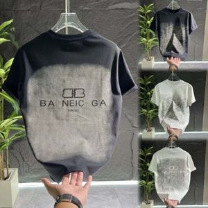 Men's Plus Tees Polos camisetas personalizadas tejidas y teñidas con textura cómoda y suave.Letra de graffiti bordada en el cofre, tamaño de ajuste suelto S-5XL