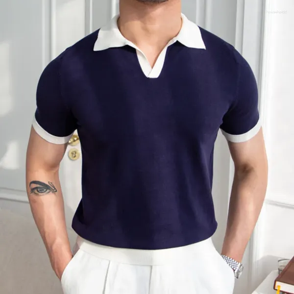 Polos pour hommes 2024 Été Tricot Revers T-shirt Britannique Col V Couleur Correspondant Col Casual Slim Polo Chemise
