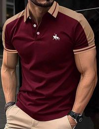 Heren Polos 2024 Zomer Nieuwe heren Casual kortgloten Polo Shirt Patchwork Fashion Striped Gedrukte T-shirt Mens Sportswear Mens Wear T240506