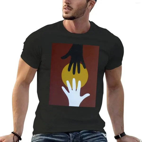 Polos masculins aidant les mains de deux t-shirts lourds d'été.