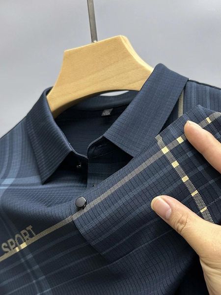 Polos pour hommes Marque haut de gamme Homme Soie glacée sans trace Manches courtes T-shirt imprimé à rayures exquises Mode d'été Haut confortable et cool