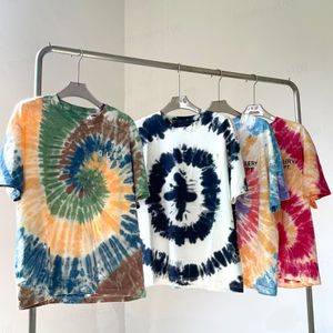 2024 Designer T-shirts Galerye Loose Men Femmes Tshirts Fashion Tie Dyeing Imprimé Couettes courtes Clothing Mens Mens Femme Streetwear Tshirt Polos Multicolor Shorts