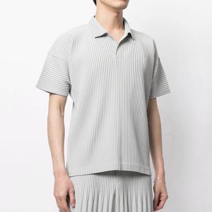 Polos para hombres simples casuales casuales miyake homme plisse tela plisada lapa tapa suelta polo de manga corta 230526