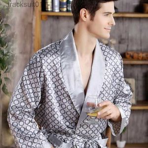 Robes pour hommes Hommes Robe de bain Satin imprimé or Kimono peignoir en soie longue robe de chambre grande taille vêtements de nuit géométrique salon chemise de nuit XL 4XL 5XL L231130