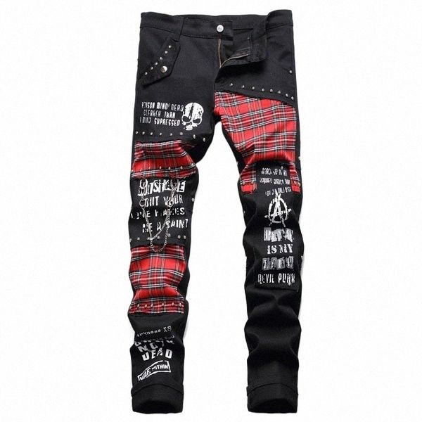 Escocia de los hombres Red Plaid Tartan Patchwork Jeans Punk Remache Parche Pantalones de mezclilla negros Letras del cráneo Impreso Pantalones rectos delgados C0MA #