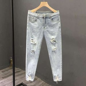 Behoogte trendy geperforeerde jeans, stomme en knappe, gepersonaliseerde zomer slanke kleine voeten broek, trendy merk negen punt bedelaarbroek, mannetje, mannetje