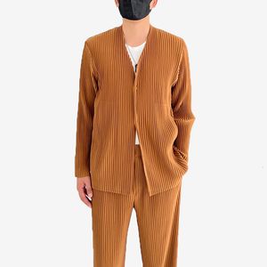 Chemises pour hommes Miyake Chemise Miyake Plissé Hommes Veste Printemps 2023 Vneck Casual Business Suit Light Luxe Slim Couleur Unie Manteau 230