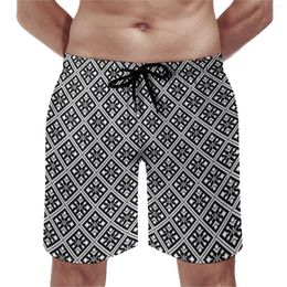 Tablero de pantalones cortos para hombres Líneas nórdicas en blanco y negro Batón de natación casual Caminos de nieve de navidad