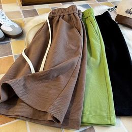 Shorts pour hommes Design coréen gaufré hommes décontracté couleur bonbon élastique attente pantalon court 2024 été mâle pantalons de survêtement Uniset bas