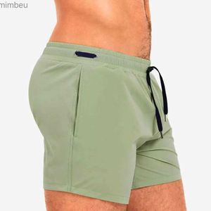 Shorts pour hommes Mode européenne et américaine Simple Couleur unie Plage Short à trois points Doublure en maille Natation Surf Sports Fitness Short à séchage rapide 240226