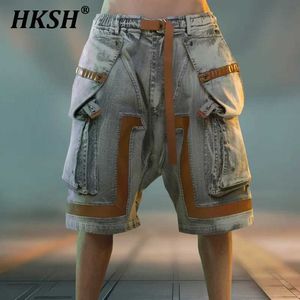 Heren shorts HKSH MENS Trendy Punk Dark Denim Lederen Shorts Lente/zomer Nieuwe contrasterende patchwerk Niche -ontwerp Wastand -stijl HK1100 Q240520