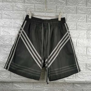 Shorts voor heren Japanse trendy merk gestreepte kleur bijpassende shorts aan beide zijden Mannen zomer loszittende sport mode nacht hardloopshorts J240228