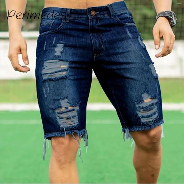 Les jeans du short masculin ont déchiré le denim en détresse avec un trou cassé extensible