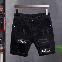 Heren shorts Heren Open Front Denim Shorts Modieuze zomer Ultradunne shorts met noodlijdende open voorste ontwerpgaten Koreaanse korte jeans heren Q240520