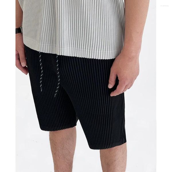 Pantalones cortos para hombres Miyake Pantalones plisados con cinturón Hombres 2023 Verano Alto rebote Viento Baloncesto Deportes Ropa casual